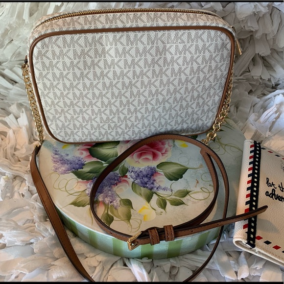 Michael Kors Aspen Limited Edition Crossbody - Picture 6 of 12